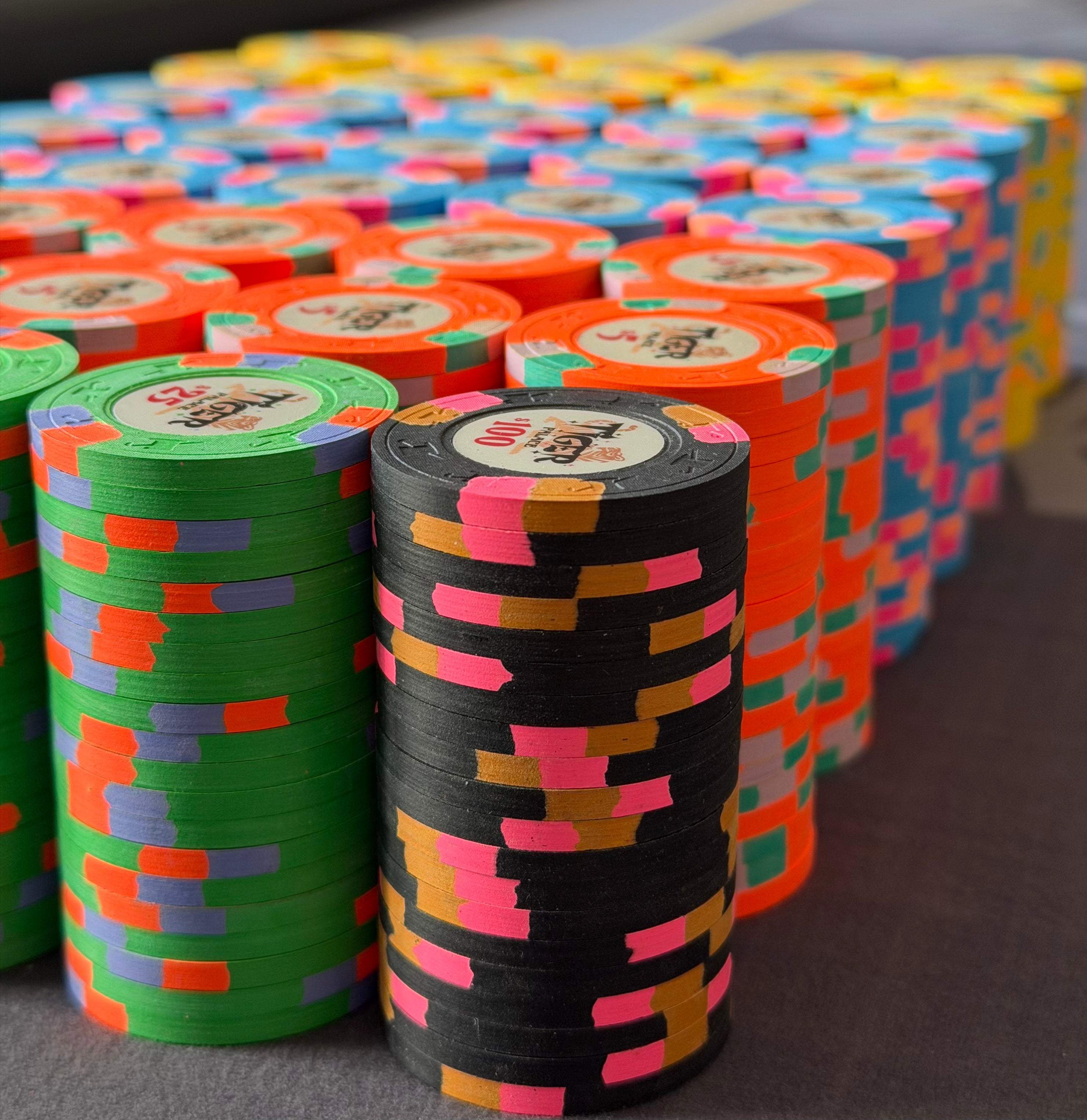 Tiger Palace (Paulson) relabeled $0.25/$0.50 Cash Set (Vegas colors, yellow fracs, blaze orange $5s) - 800 Chips
