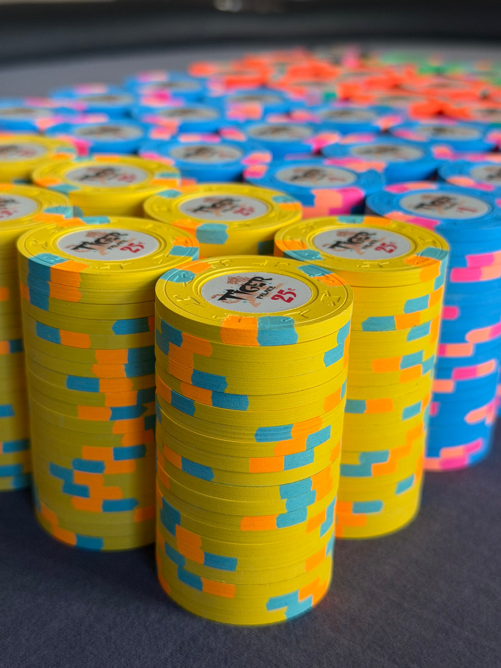 Tiger Palace (Paulson) relabeled $0.25/$0.50 Cash Set (Vegas colors, yellow fracs, blaze orange $5s) - 800 Chips