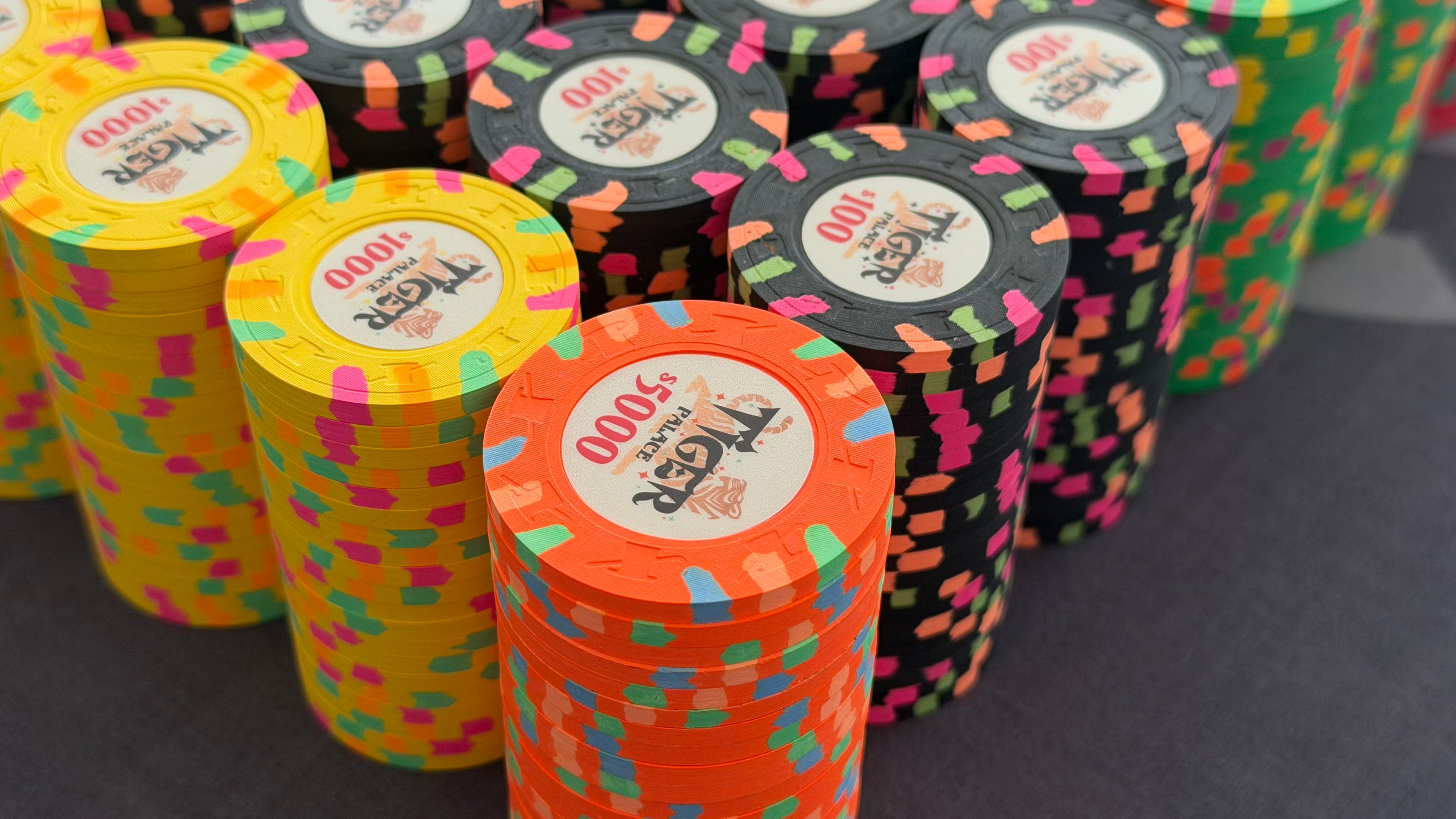 Tiger Palace (Paulson) Cash Set: Custom 'Bear Claws' - $5/$10 'Vegas' Set - 700 chips